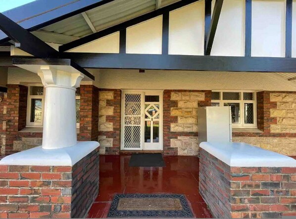 8 bedrooms - Unwind Westbourne Park Saltpool Hideaway (Adelaide)