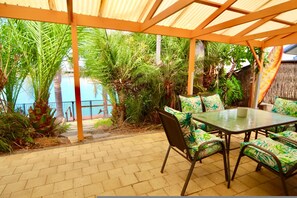 House - Lakeside Getaway - 4BR Jetty Wi-fi Waterfront (Encounter Bay)