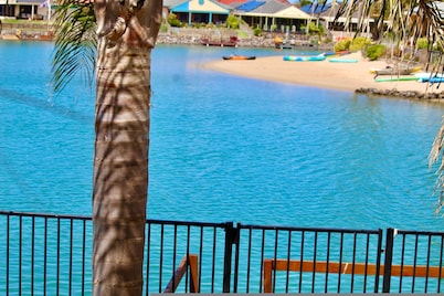Lakeside Getaway - 4BR Jetty Wi-fi Waterfront