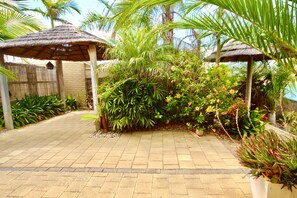 House - Lakeside Getaway - 4BR Jetty Wi-fi Waterfront (Encounter Bay)