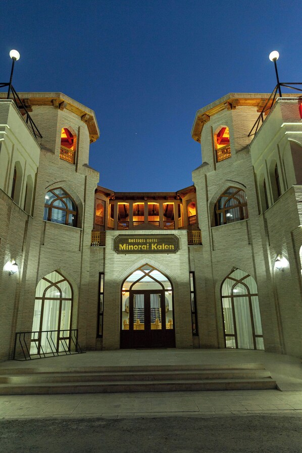 Front of property – evening/night - Minorai Kalon Hotel (Bukhara)