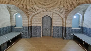 Couples treatment room(s), deep-tissue massages, Swedish massages