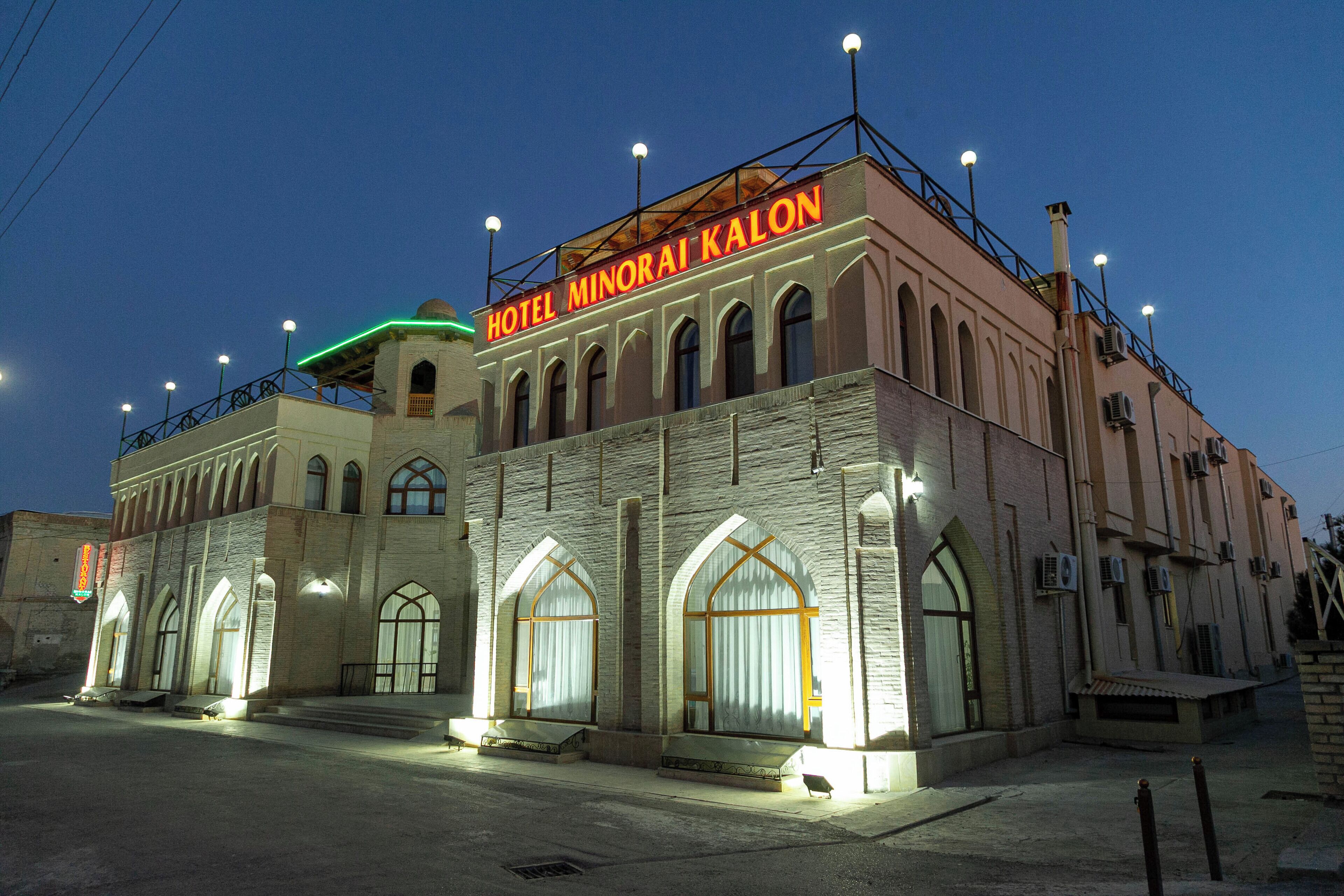 Un hotel con ventanas arqueadas y un letrero que dice "HOTEL MINORAI KALON".