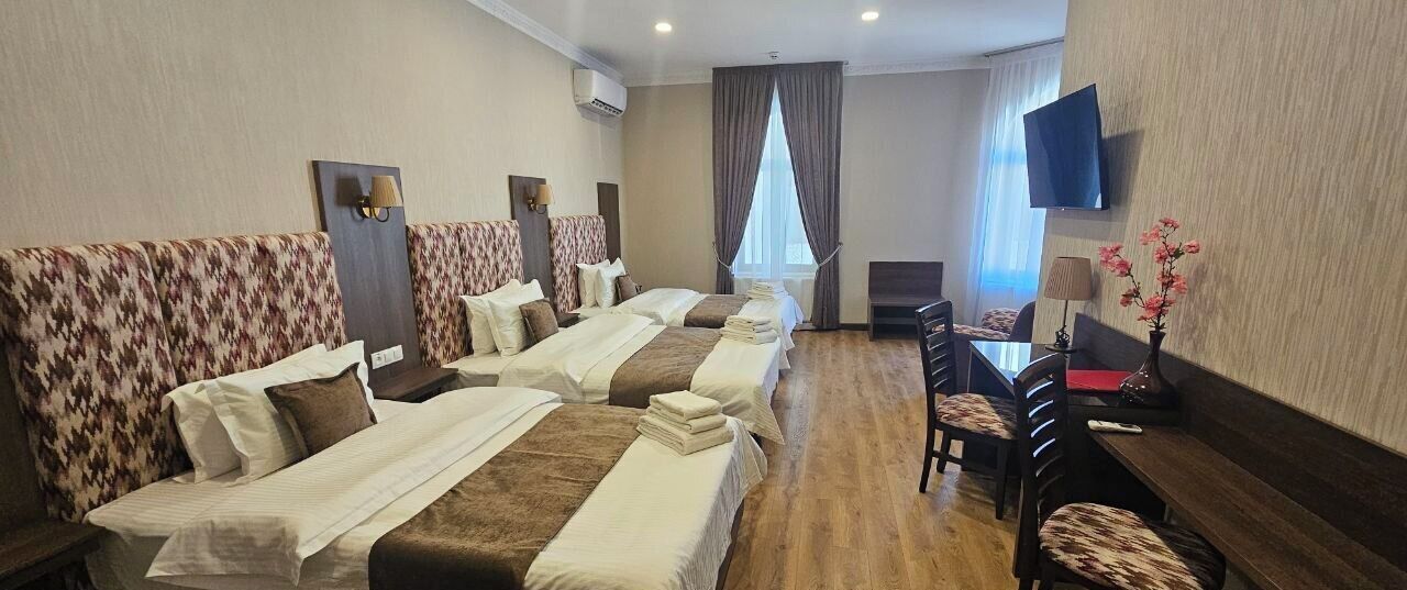 標準三人房 | 高級寢具、羽絨被、房內夾萬、書桌