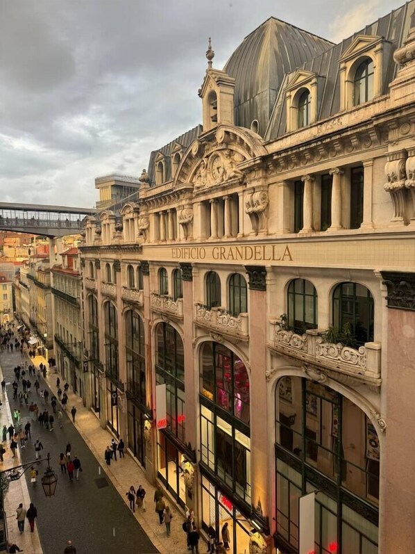 A grand building with the name "EDIFICIO GRANDELLA" on its facade, featuring classical architecture with columns and arches.