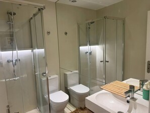 Sèche-cheveux, serviettes fournies