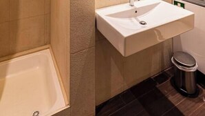 A modern bathroom with a bathtub, a sink, and a mirror. - Well-located Studio with Smart Space (Lisbon)