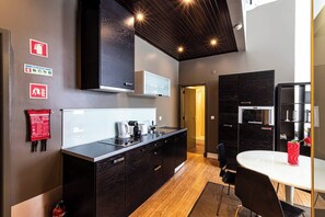 Frigorífico, microondas, placa de cocina y cafetera o tetera