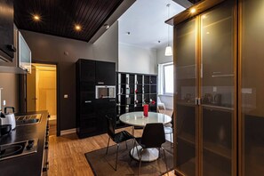 Frigorífico, microondas, placa de cocina y cafetera o tetera