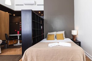 1 slaapkamer, een strijkplank/strijkijzer, wifi, beddengoed