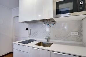 Kühlschrank, Herdplatte, Kochgeschirr/Geschirr/Besteck