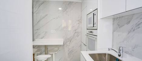 Kühlschrank, Herdplatte, Kochgeschirr/Geschirr/Besteck