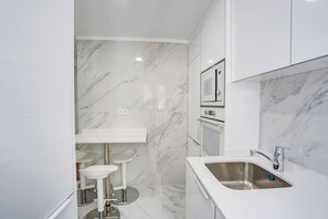 Refrigerador, parrilla de estufa y utensilios de cocina 