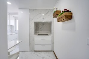 Refrigerador, parrilla de estufa y utensilios de cocina