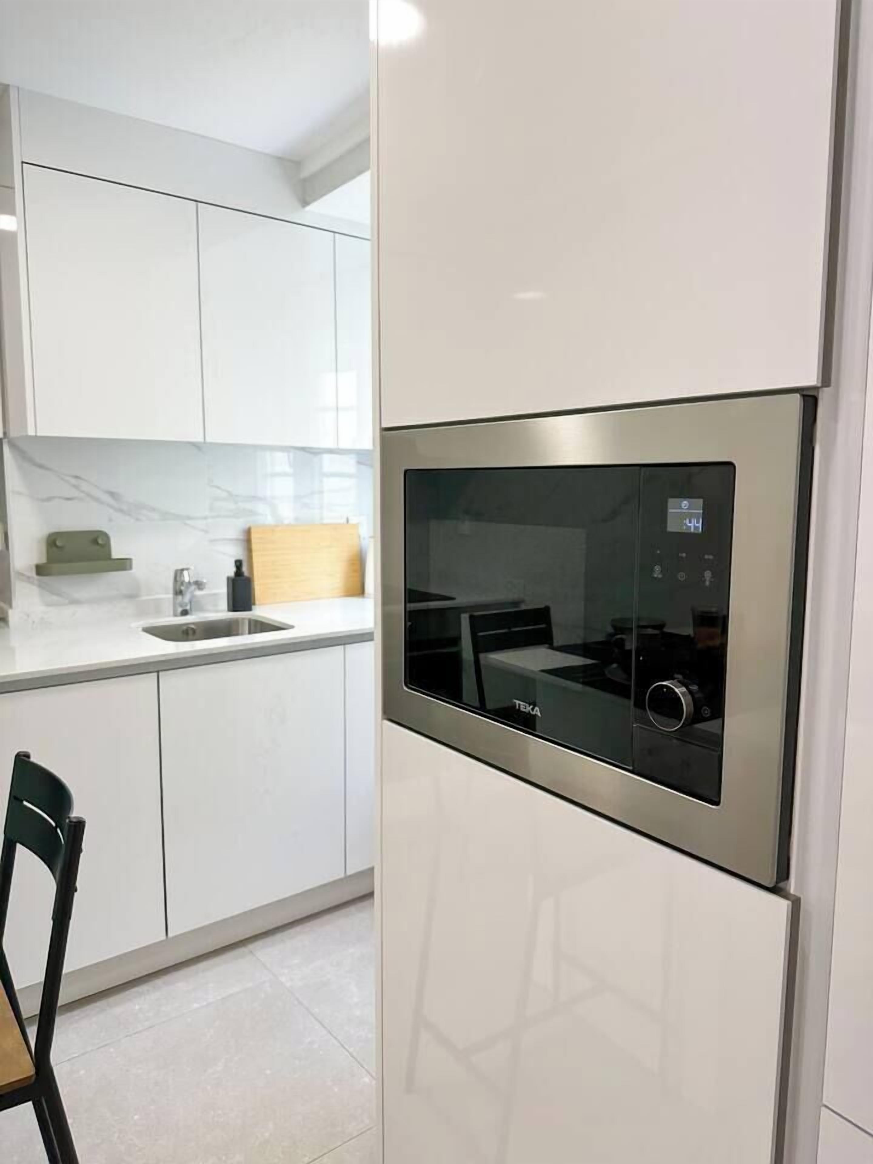 Kühlschrank, Mikrowelle, Herdplatte, Kochgeschirr/Geschirr/Besteck