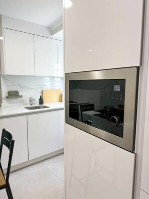 冷蔵庫、電子レンジ、コンロ、調理器具と食器