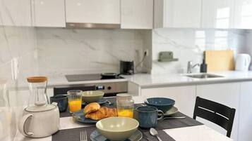 KĂŒhlschrank, Mikrowelle, Herdplatte, Kochgeschirr/Geschirr/Besteck