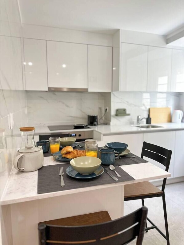 Fridge, microwave, stovetop, cookware/dishes/utensils