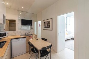 Jääkaappi, mikroaaltouuni, liesi, astianpesukone