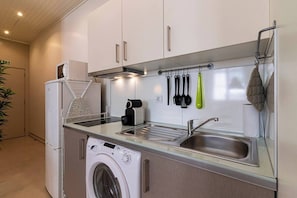 Réfrigérateur, micro-ondes, plaque de cuisson, cafetière/bouilloire