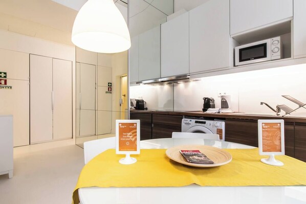 Een koelkast, een microgolfoven, een kookplaat