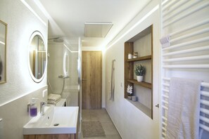 Dusj, hårføner og håndklær