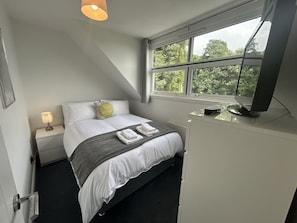 3 chambres, fer et planche à repasser, draps fournis