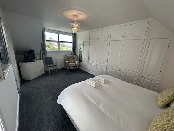 3 bedrooms, iron/ironing board, bed sheets