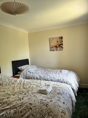 3 habitaciones, tabla de planchar con plancha, wifi y ropa de cama 
