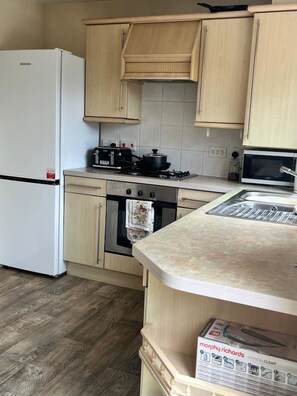 Private kitchen - Canal Way- Cozy 3-Bed House (Somerset)