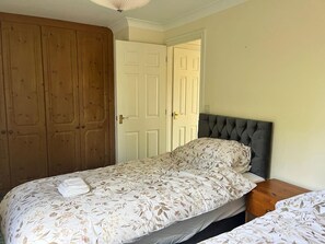 3 bedrooms, iron/ironing board, WiFi, bed sheets - Canal Way- Cozy 3-Bed House (Somerset)