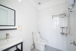 Dusche, Haartrockner, Handtücher, Toilettenpapier