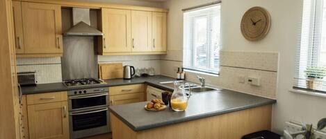 Frigorífico, microondas, lavavajillas y tostadora