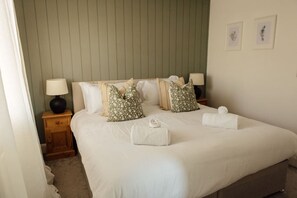 3 bedrooms, desk, iron/ironing board, free WiFi - Greenfields House Ashford (Kent)