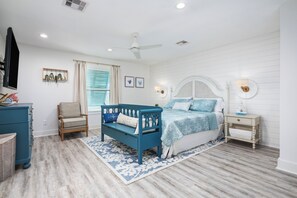 5 bedrooms, desk, iron/ironing board, travel cot