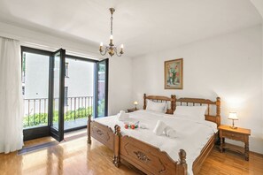 Iron/ironing board, bed sheets