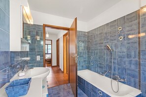 Separat badekar og dusj, hårføner, håndklær og såpe