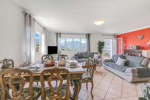 21-Zoll-Flachbildfernseher mit Kabelempfang, Kamin