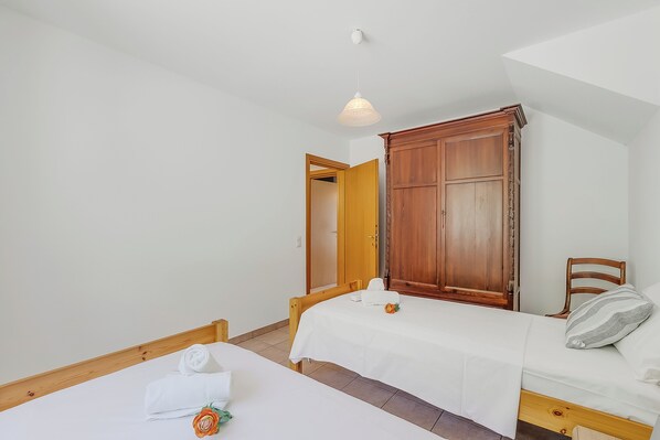 Familienapartment, Mehrere Schlafzimmer, Bergseite (Gambarogno Vista Bella 2) | Kostenloses WLAN, Bettwäsche