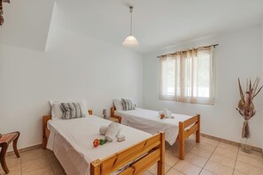 Familienapartment, Mehrere Schlafzimmer, Bergseite (Gambarogno Vista Bella 2) | Kostenloses WLAN, Bettwäsche