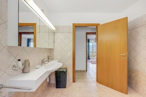 Badekar, hårtørrer, håndklæder, Sæbe