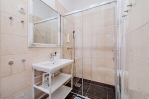 Apartamento familiar, varias habitaciones (Old Town Heritage Suite 3) | Baño | Ducha, secador de pelo, toallas y jabón