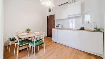 Family Apartment, 2 Bedrooms (Old Town Heritage Suite 1) | Private kitchenette