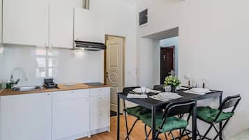 Departamento familiar, varias habitaciones (Old Town Heritage Suite 3) | Cocineta privada | Refrigerador, microondas, parrilla de estufa y tetera eléctrica