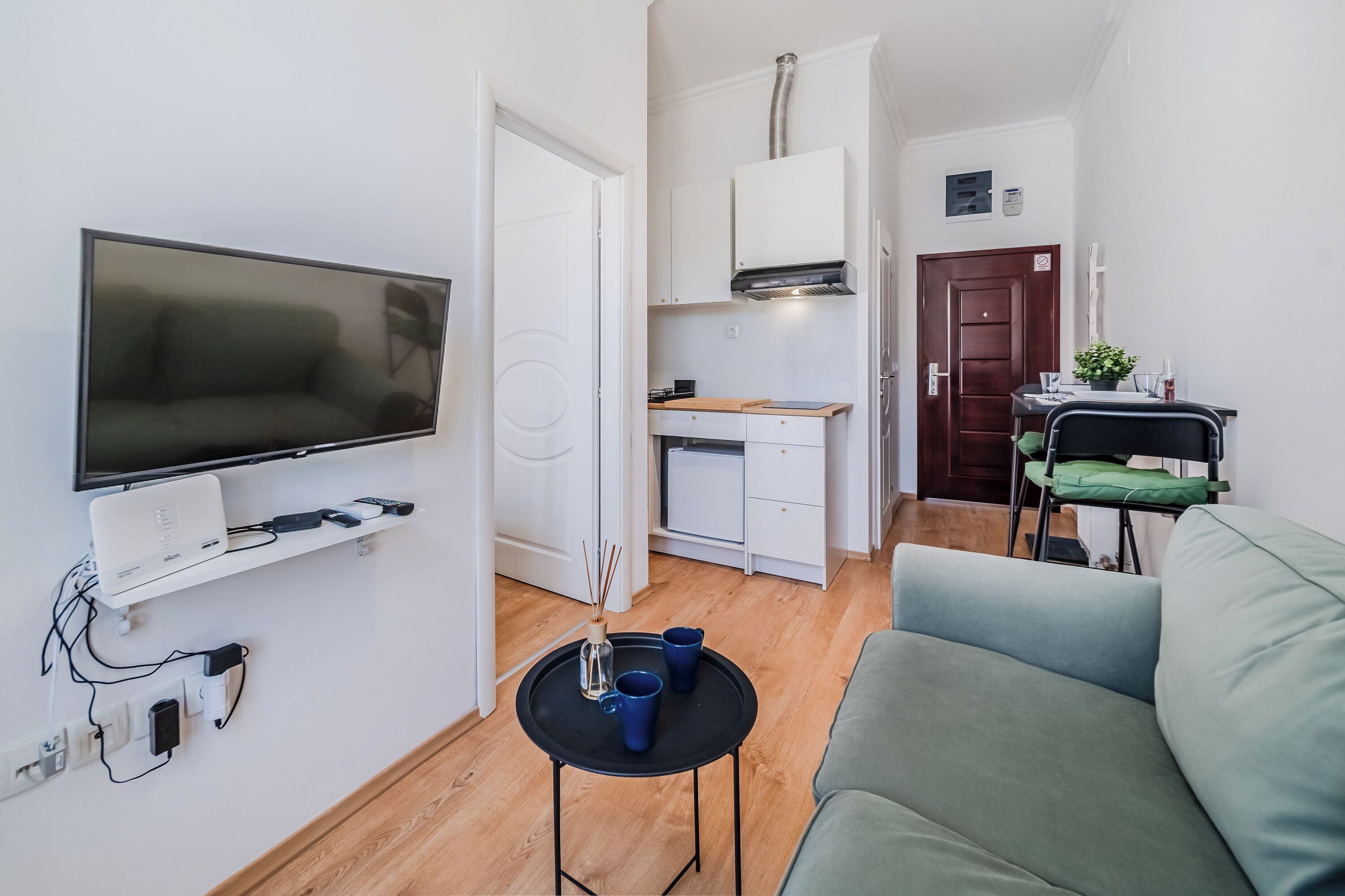Apartamento familiar, varias habitaciones (Old Town Heritage Suite 2) | Sala de estar | Smart TV de 32 pulgadas con canales digitales