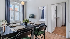 Apartemen Keluarga, 2 kamar tidur, microwave (Old Town Heritage Suite 3 in Osijek) | Tempat makan