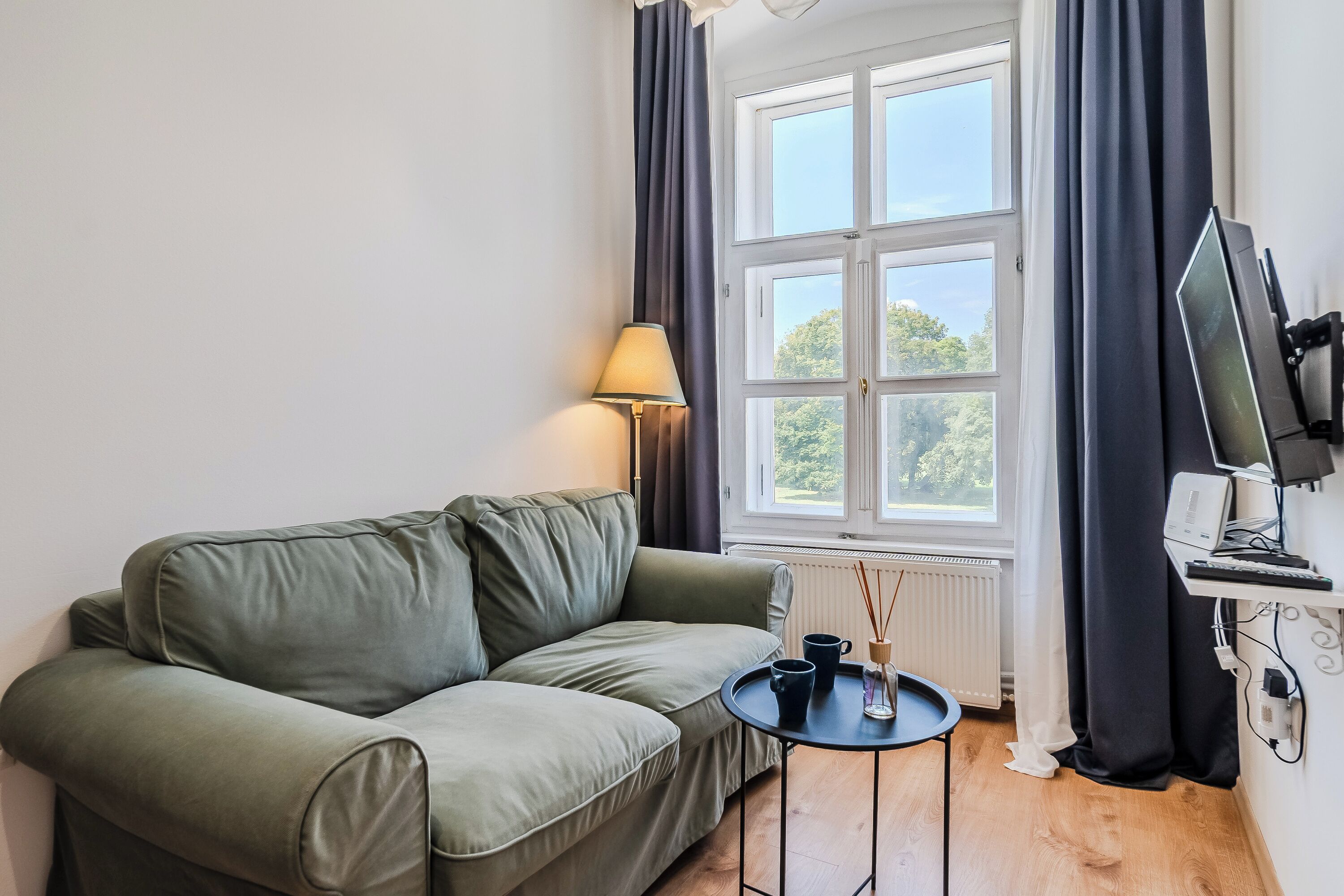 Familienapartment, Mehrere Schlafzimmer (Old Town Heritage Suite 2) | Wohnzimmer | 32-Zoll-Smart-TV mit Digitalempfang