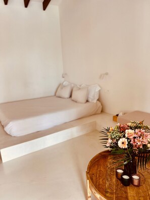 5 bedrooms, iron/ironing board, free WiFi, bed sheets