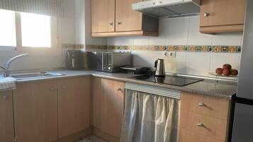 Een koelkast, een magnetron, een oven, een vaatwasser