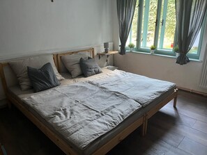 2 dormitorios, tabla de planchar con plancha, Internet y ropa de cama
